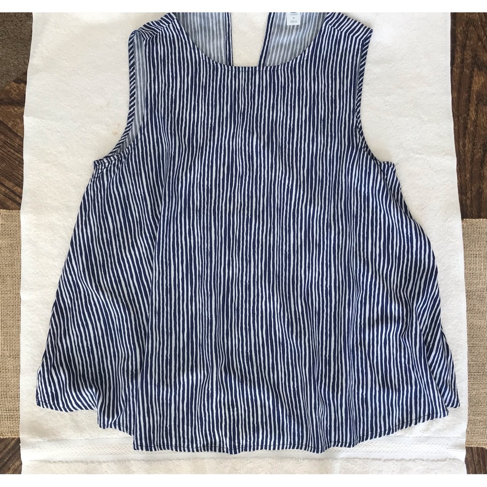 Old Navy Top striped Navy White Flowing body sleeveless Size Medium EUC
